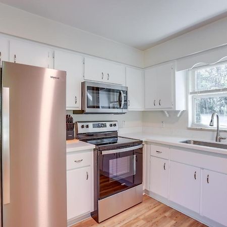 Williston Home With Yard 6 Mi To Devils Den Spring Bagian luar foto